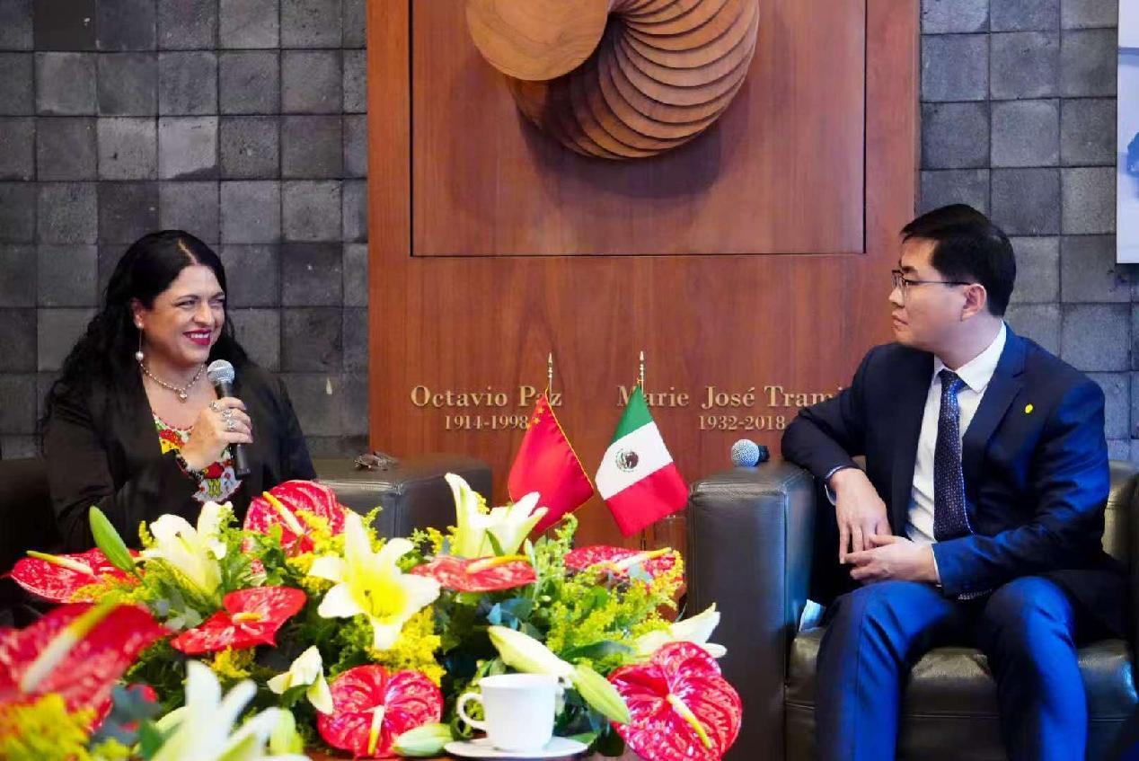 墨西哥城市政府旅游局局长亚历杭德拉·弗劳斯托·格雷罗女士与徐振涛副局长亲切交谈2月13日上午